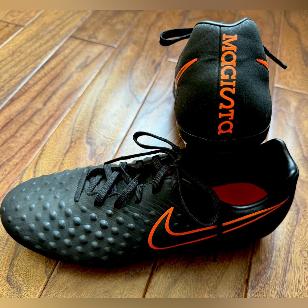 Men’s Nike Magista Soccer cleats black and orange size 8.5